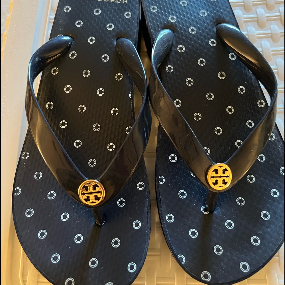 TORY BURCH NAVY RUBBER FLIP FLOPS-SZ 7